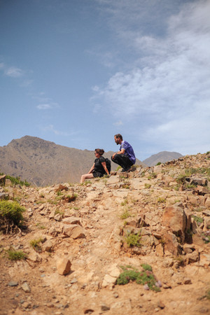 Twee mensen zitten op een berg