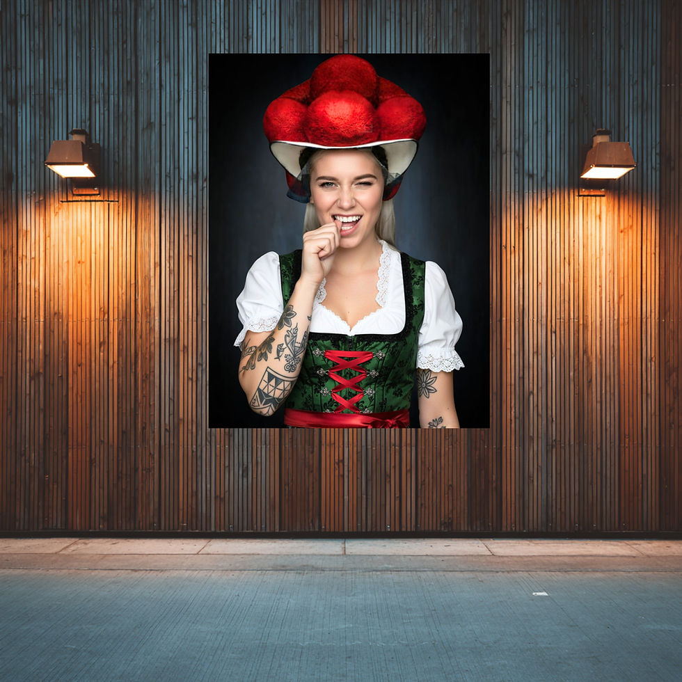 Miniaturbild: Freche Schwarzwälderin mit traditioneller Tracht und Augenzwinkern