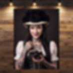 Frau mit Bollenhut, Dirndl und analoger Kamera – Schwarzwald Portrait „Johanna"