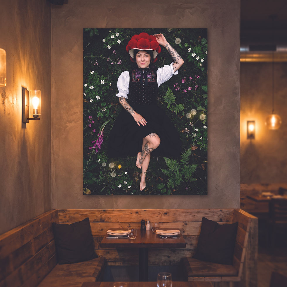 Miniaturbild: Frau in Tracht barfuß auf dem Waldboden – Motiv zum Thema Waldbaden im Schwarzwald