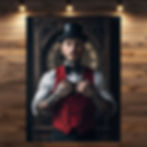Poster Der Uhrmacher – eleganter Mann mit Zylinder und Tattoos vor antiker Uhr