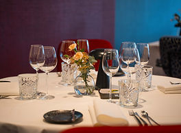 Vlasbloemeken interieur, tafel, dekking