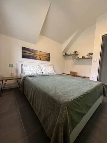 Krevet u maloj spavaćoj sobi