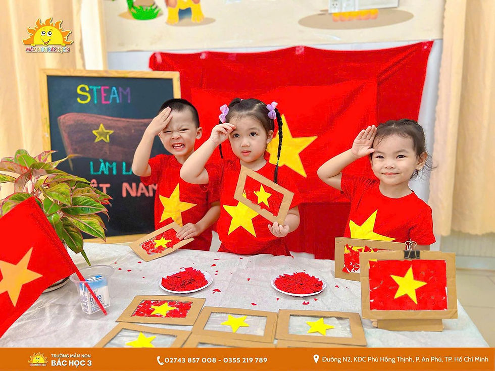 Các bé hào hứng với hoạt động cùng lá cờ Việt Nam thể hiện lòng yêu nước từ nhỏ.