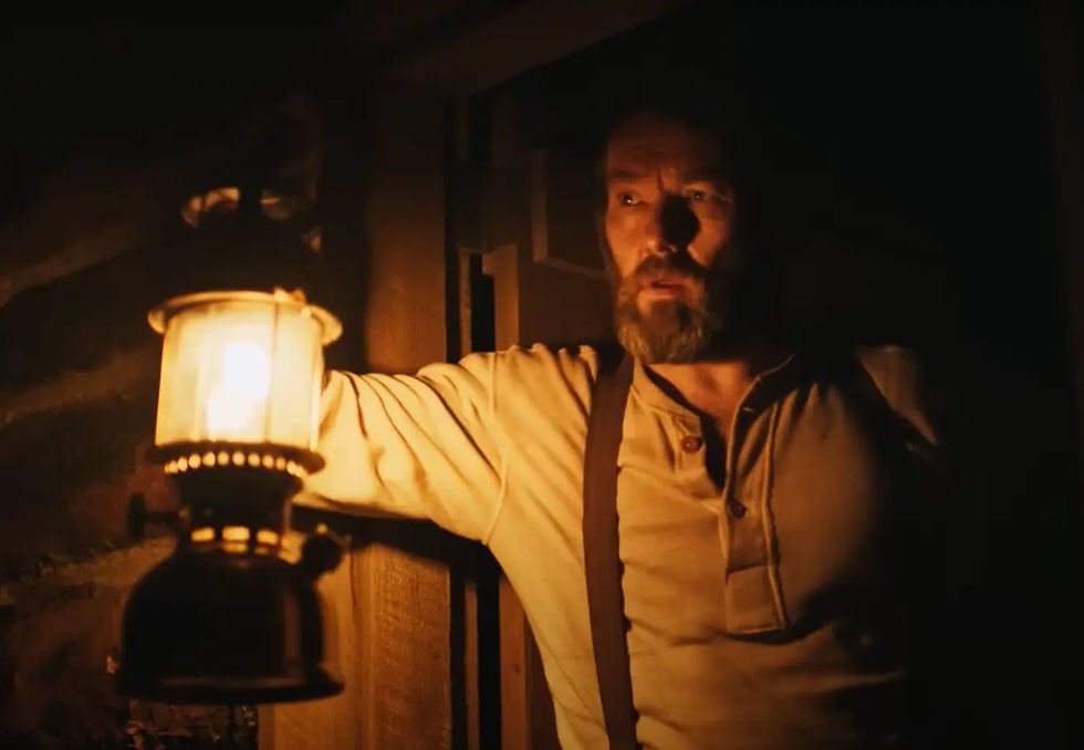 A solidão do personagem se intensifica em meio às paisagens noturnas que pontuam sua trajetória