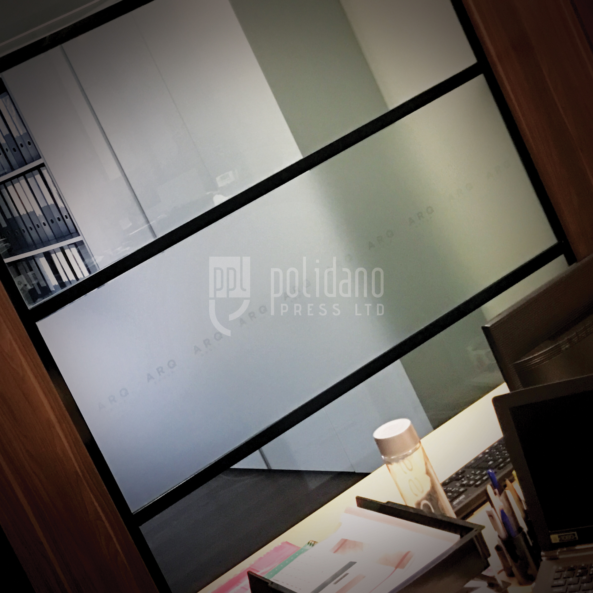 Frosted Large Window ARQ