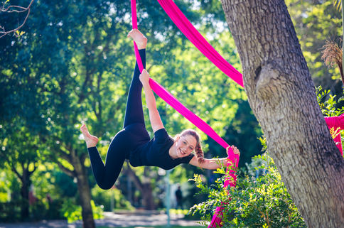בוק בת מצווה לספורטאית | אקרובטיקה אווירית