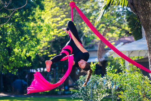 בוק בת מצווה לספורטאית | אקרובטיקה אווירית