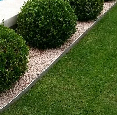 alustyle with gravel and grass