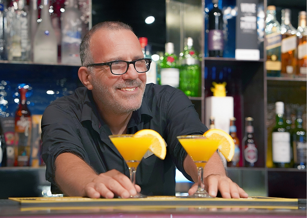 barkeeper_mit_zwei_cocktails