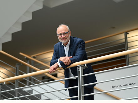 joerg-winter-auf-einem-treppenabsatz