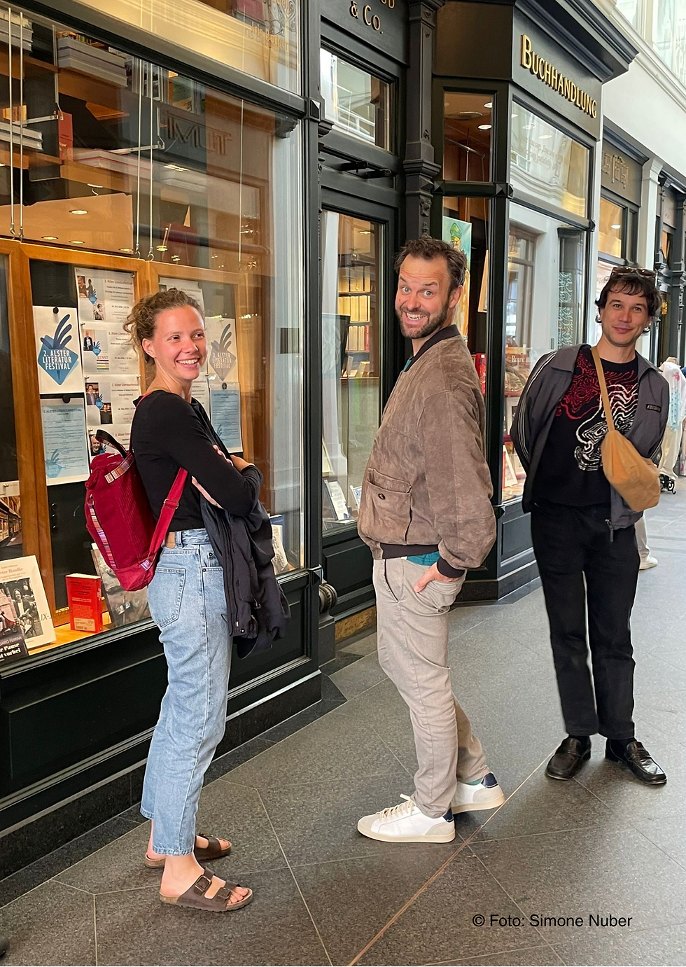 Tagungsgäste vor der Buchhandlung "Felix Jud" in Hamburg