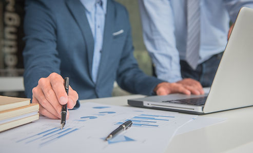 Nærbilde av en business mann som peker på et regnskaps ark