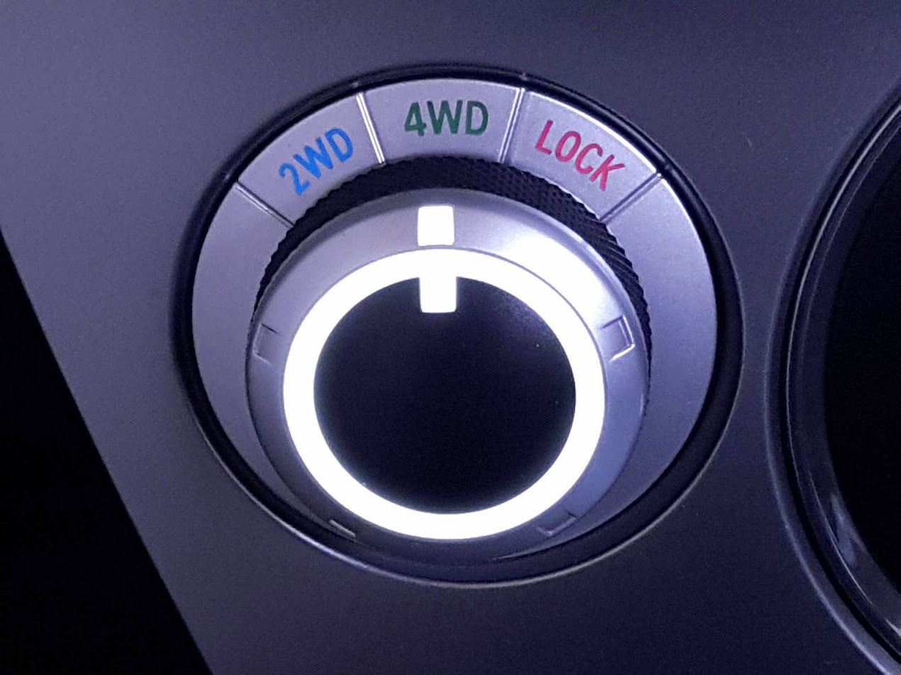 自動車のコントロールパネル、2WD、4WD、LOCK。選択可能なロータリーダイヤル。オフロード走行用の機能ボタン。