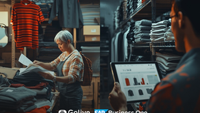 Gestor de confecção utilizando tablet com sistema ERP para controlar estoque por grade de cores e tamanhos em almoxarifado organizado, com roupas separadas por variações e contraste com área desorganizada, representando otimização de processos e aumento de vendas na indústria da moda.