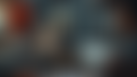 Gestor de confecção utilizando tablet com sistema ERP para controlar estoque por grade de cores e tamanhos em almoxarifado organizado, com roupas separadas por variações e contraste com área desorganizada, representando otimização de processos e aumento de vendas na indústria da moda.