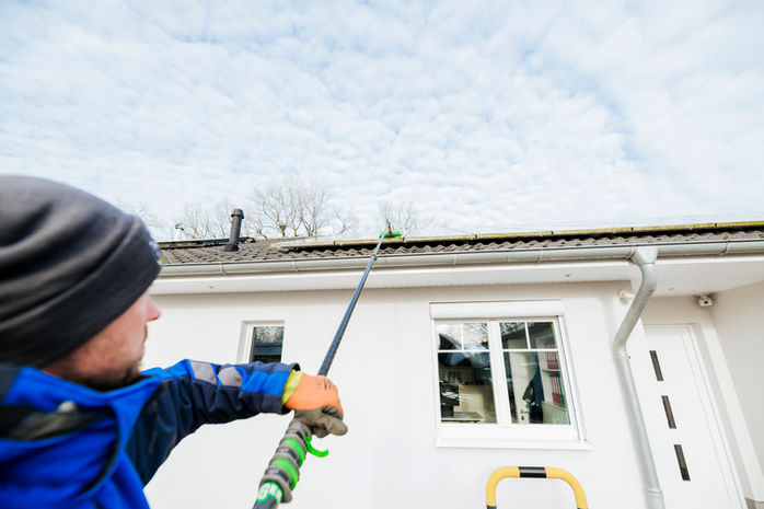 Handwerker appliziert Silikon an Fensterrahmen – Fotograf Trittau dokumentiert.
