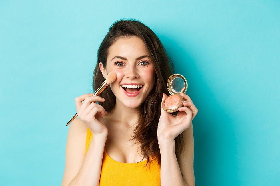 belleza-mujer-atractiva-joven-sonriendo-aplicando-maquillaje-con-pincel-mostrando-rubor-en