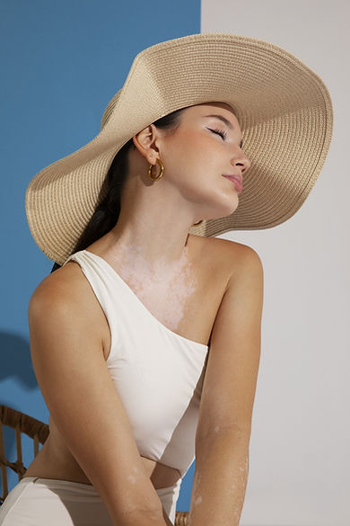 tiro-medio-mujer-posando-con-sombrero.jpg