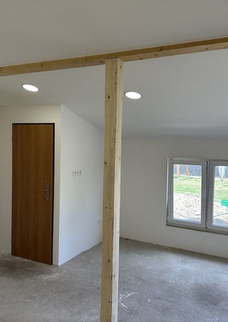 Rekonstrukce staré dílny, omítky, štuky, malba, přístavba WC, kompletní elektroinstalace a montáž SDK podhledu. Doba realizace 14 dní (200 000,-)