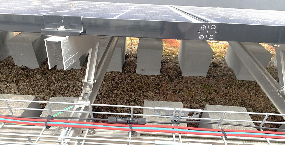 Solaranlage mit übermäßigem Ballast, der die Dachintegrität belastet und den Installationsprozess komplexer und zeitaufwändiger macht.