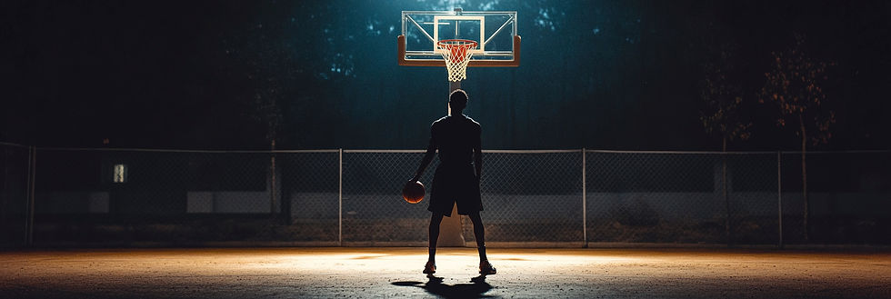 Homem em frente a bola de basquete