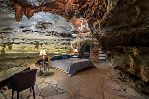 Beckham Creek Cave Lodge Master Bedroom