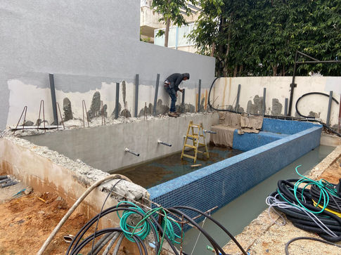 התקנת גינה עם מפלים וקיר מחופה