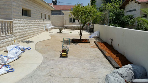 החלקת שטח לקראת פיתוח גינה