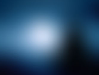 Une personne en pleine méditation de pleine conscience devant la pleine lune