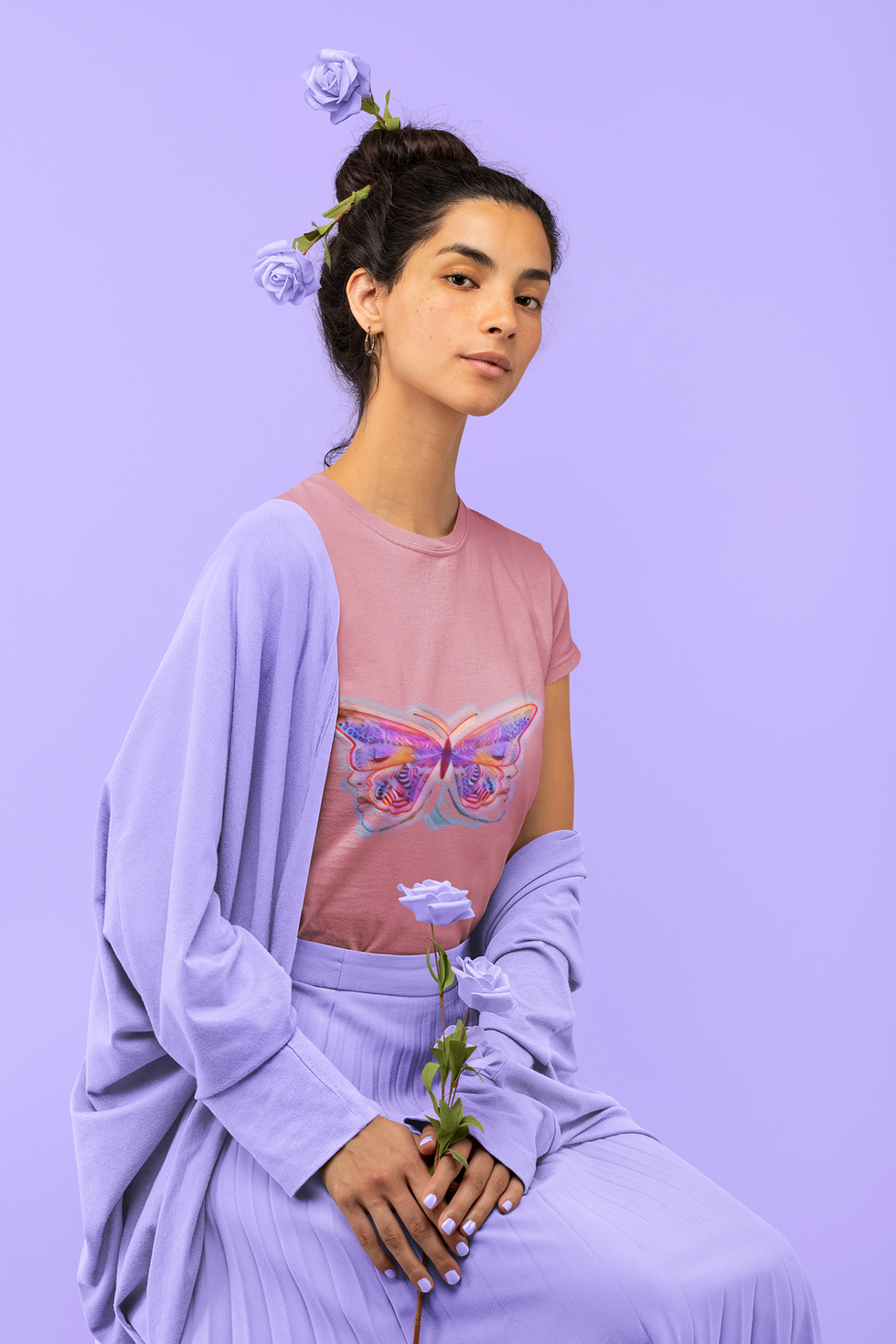 monochromatic-t-shirt-of-a-woman-holding-some-roses-32784