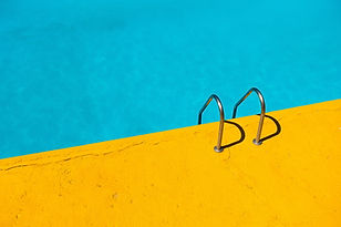 Amarillo y azul piscina
