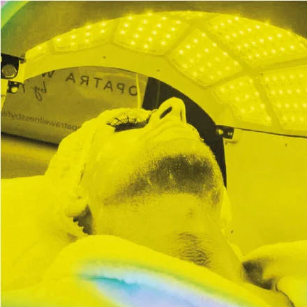 Barbat ce folosește Light Mask Pro, terapie cu lumină galbenă acasă