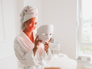 Terapia cu lumină roșie - efecte benefice în stimularea producției de colagen, reducere ridurilor, a inflamației și îmbunătățirea circulației sângelui. 