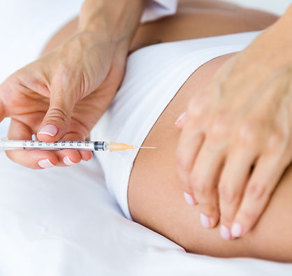 cirurgiao-fazendo-injecao-no-corpo-feminino-conceito-de-lipoaspiracao.jpg