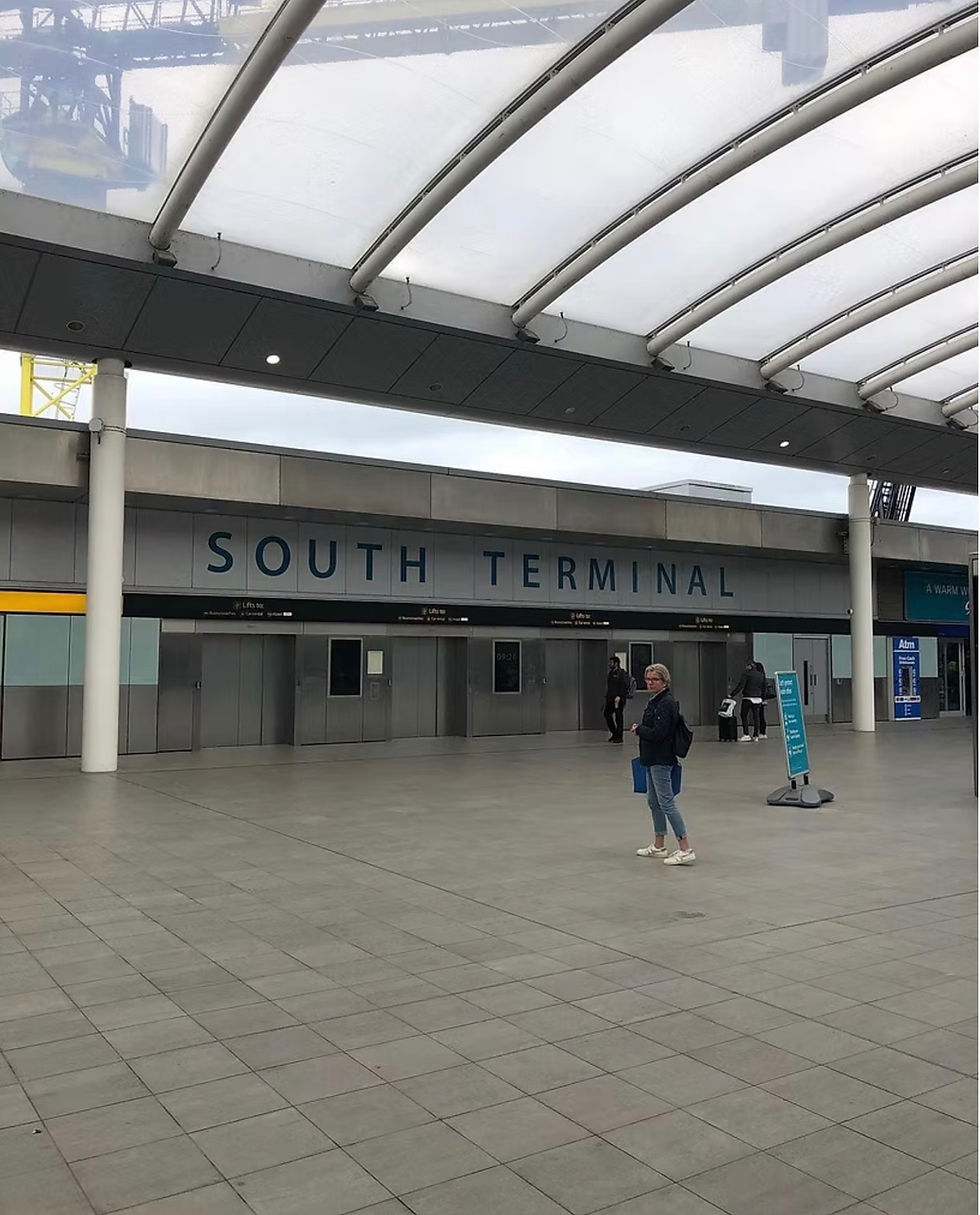 Gatwick Airport to Holbury Private Hire Minibus Taxi Transfers