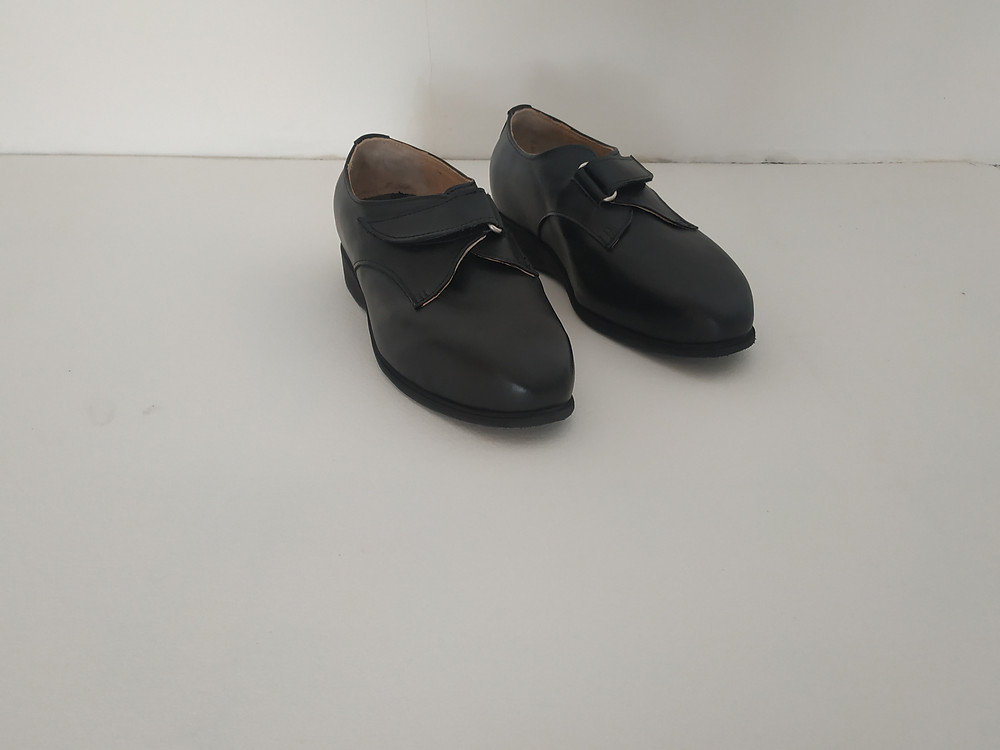 Atelier Podo-Design; Exemple Chaussures Orthopédiques sur-mesure diabète; Derby bas à une bande auto-aggripante Noir