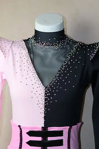 détail-corset-rose-noir-justaucorps-femme-imprimé-costumes-homme-artistique-couture-artisa