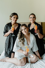 Pareja de recién casados caminando por los jardines de Quintas de Santorini en Piedecuesta, Colombia, durante su boda al aire libre. Fotografía editorial por Johan Rey.