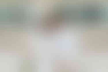 Un fotografo captura una pareja de esposos frente a un edificio en Bucaramanga