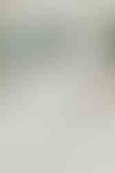 Un fotografo captura una pareja de esposos frente a un edificio en Bucaramanga