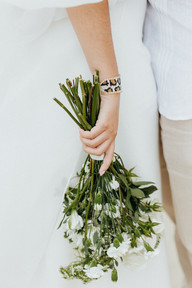 Un fotografo captura una pareja de esposos frente a un edificio en Bucaramanga