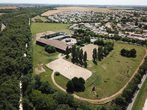 Un cross où des compétitions de niveau A2 à Club 1 ou As poney 2 sont organisées.