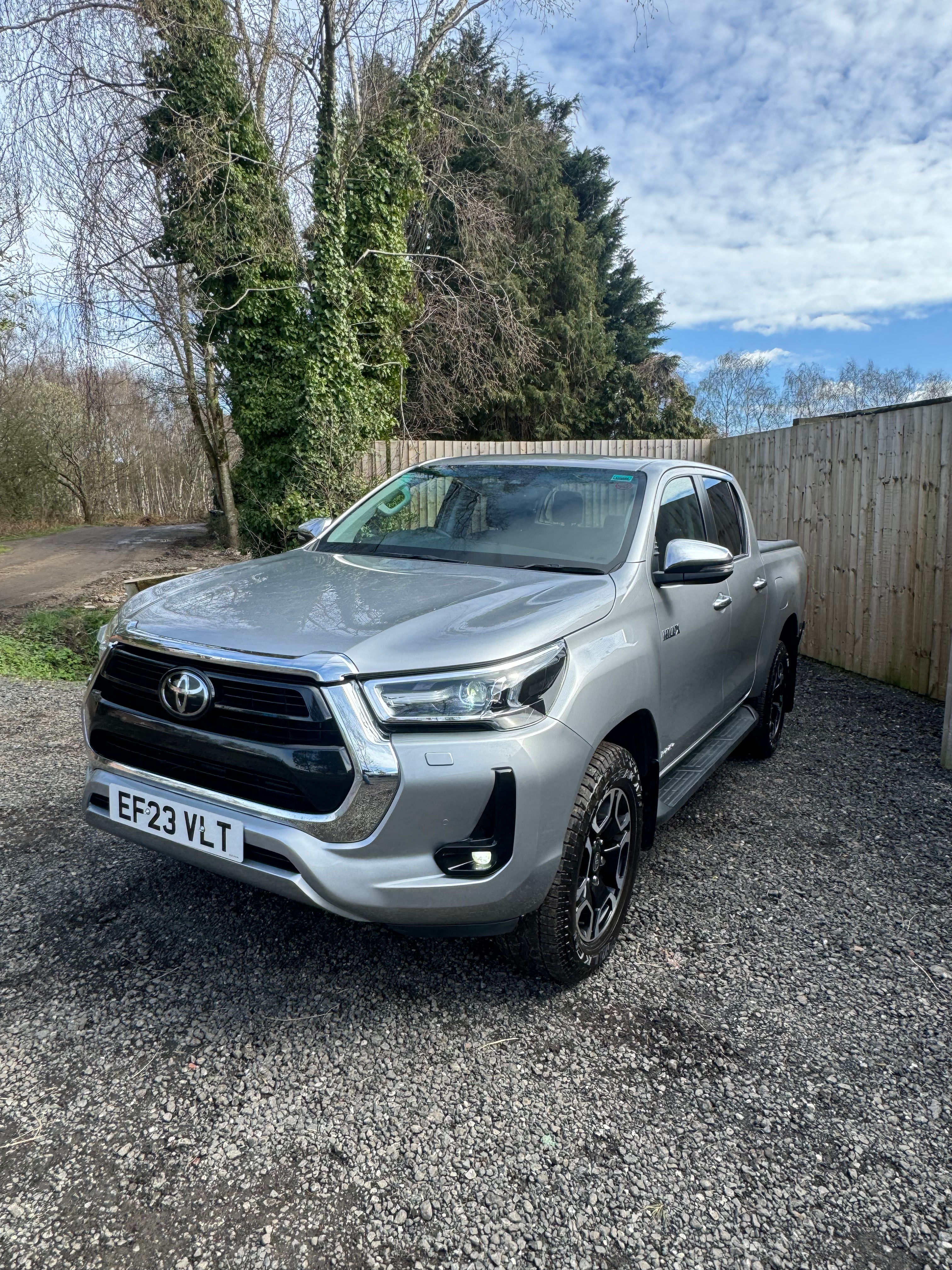 Toyota hilux invincible automatic 36k miles 2 keys full v5 roller 1 owner 