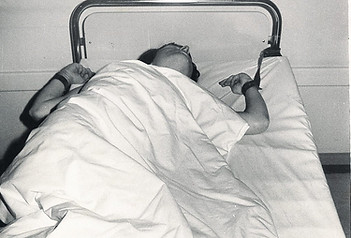 die-menschen-ans-bett-oder-an-heizkoerper-zu-fesseln--war-bis-in-die-80er-jahre-hinein-all