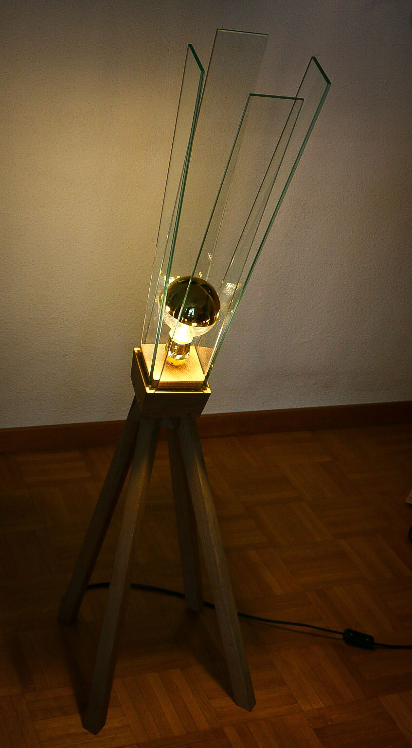 Miniature : Lampe design en chêne et verre