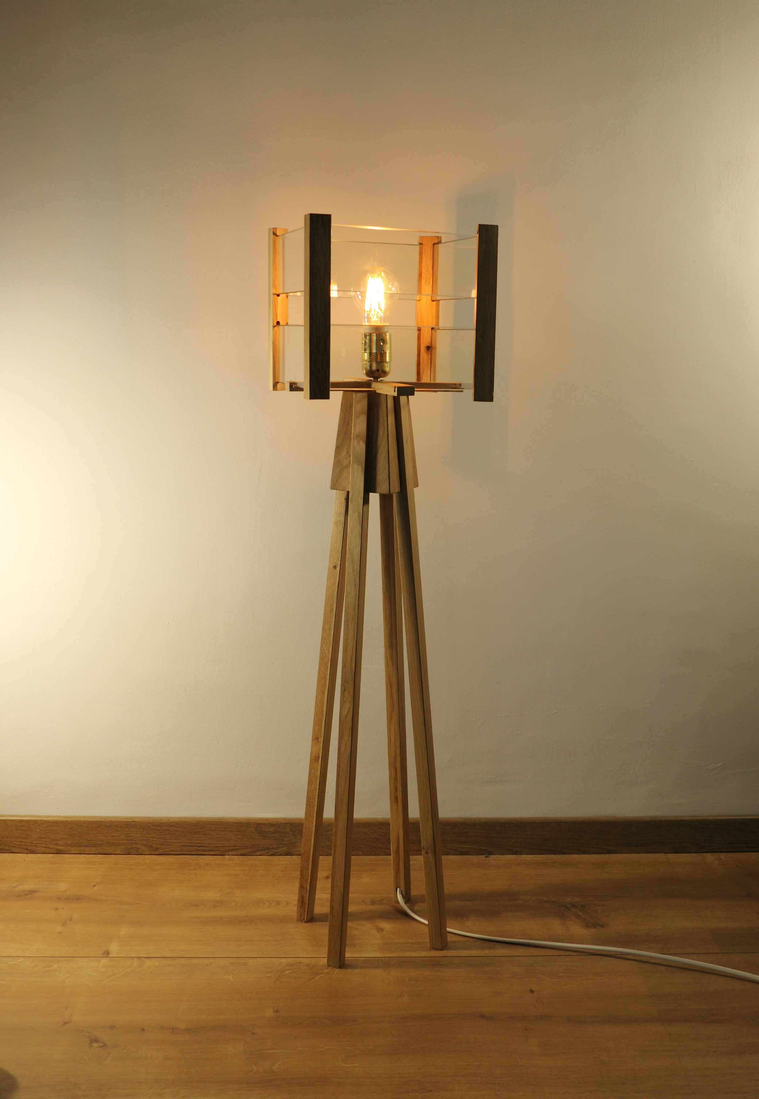 Lampe design en chêne et lamelles de verre, hauteur 96 cm