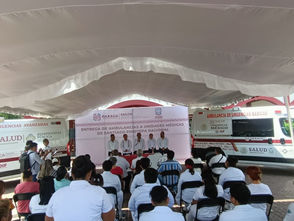 #Oaxaca - Entregan ambulancias en beneficio de la población de
Santiago Pinotepa Nacional
