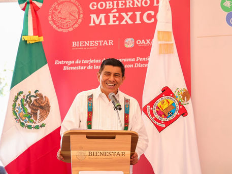 Entrega Salomón Jara primeras tarjetas de pensión para personas con discapacidad de 0 a 64 años