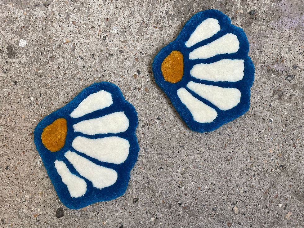 Thumbnail: Hand-tufted daisy rug with white petals and yellow center on a teal background.